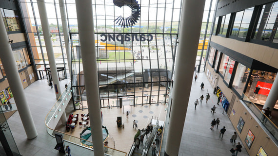 Moscow Shopping Malls See Surge in Foot Traffic Amid Marketplace Disruptions and Early Back-to-School Shopping